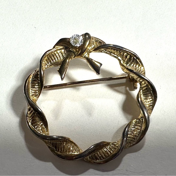 Vintage Twisted Ribbon Wreath Gold Tone Brooch Scatter Pin with Rhinestone Retro - Picture 3 of 4